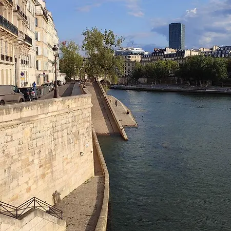 Ile Saint Louis Center Of *