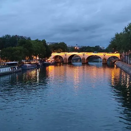 Ile Saint Louis Center Of *