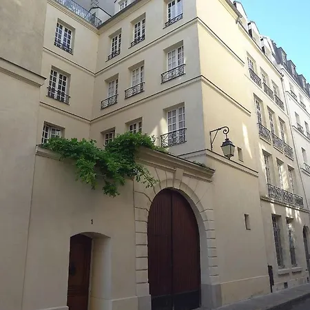 Ile Saint Louis Center Of