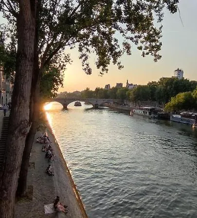 Ile Saint Louis Center Of